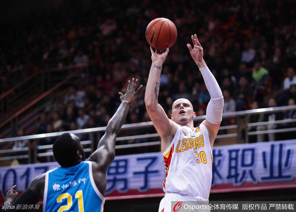 全场比赛结束，记分牌定格在129-109，深圳队主场大胜福建队，深圳球员们庆祝这场关键的胜利。