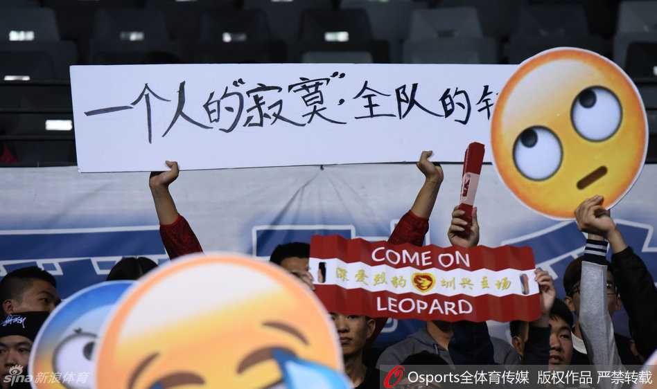 深圳男篮的吉祥物‘烈豹’也来到看台边与球迷互动，身后的球迷看台拉起巨幅助威墙，上面星星点点的标语汇成一片助威的海洋。