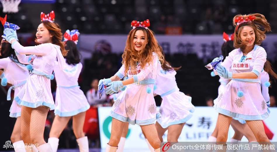 深圳篮球宝贝们手持彩球，网袜短裙下的舞步整齐划一，表情专注而充满活力