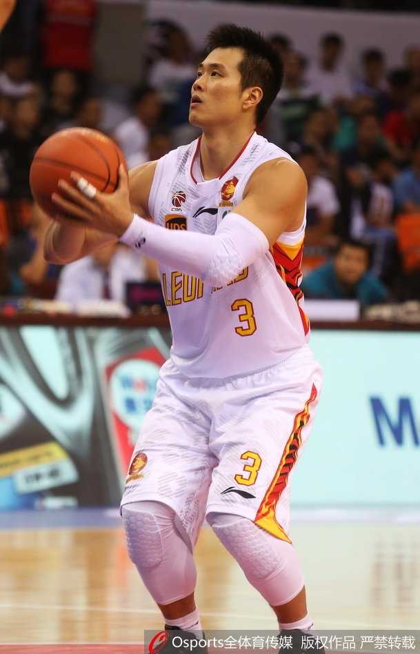 江苏内线李原宇在深圳禁区强攻，肌肉碰撞的声音仿佛穿透了屏幕