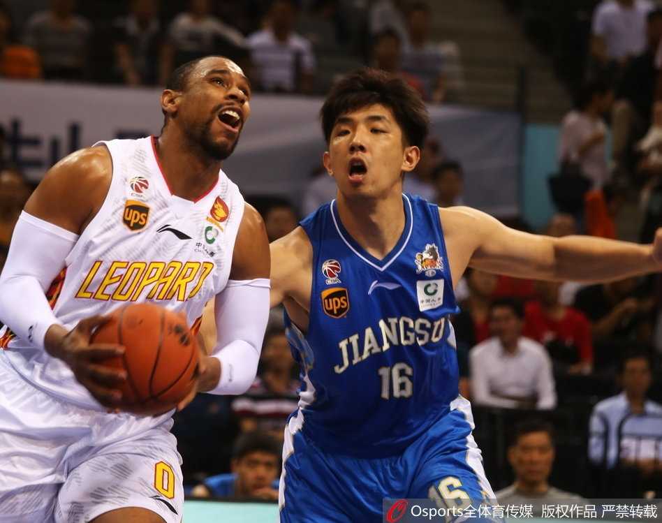 江苏肯帝亚核心马尚·布鲁克斯运球突破，他犀利的变向是撕开深圳防线的利器