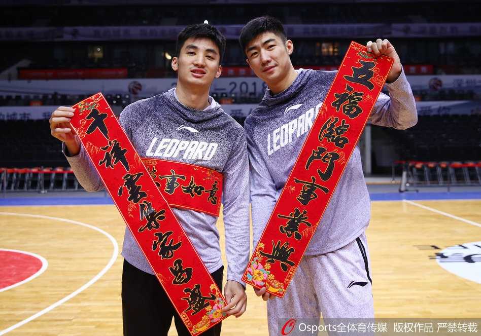 镜头聚焦于一张张年轻而充满活力的面孔，沈梓捷等小将手持红包对着镜头搞怪耍宝，展现了球队在严肃比赛之外活泼、团结的一面，青春气息扑面而来。