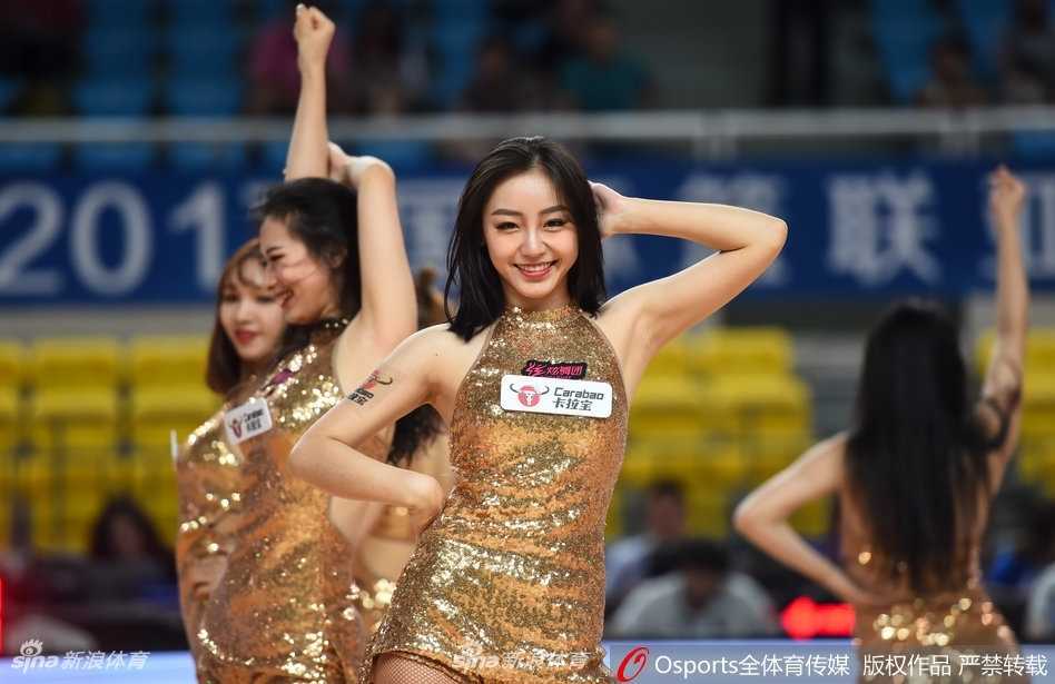 宋粤身穿粉色表演服，手持花球，在场上纵情跳跃，动作利落潇洒，笑容极具感染力