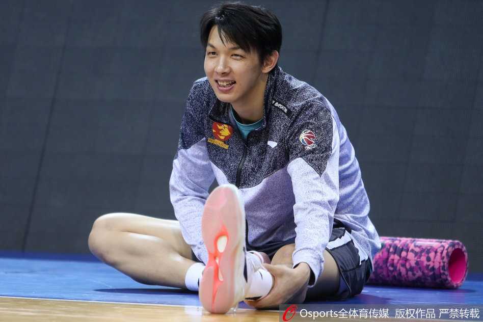 孟铎在训练中持球突破，虽然刚刚恢复训练，但他的步伐依然灵活矫健，神情专注地观察着队友的跑位。