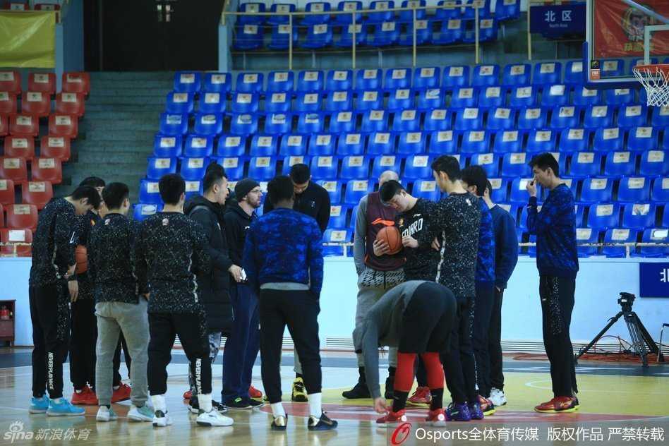 外援马齐-兰佩利用自己的经验，在训练间隙与教练组和队友围在一起讨论战术，他的到来为球队注入了欧洲篮球的团队理念。