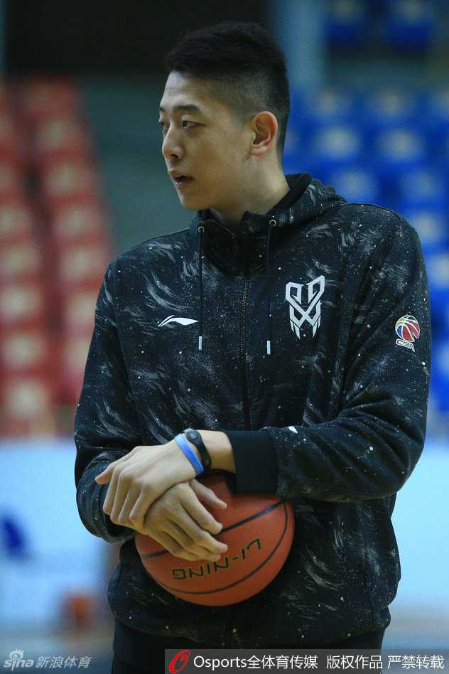 波兰铁锤兰佩在投篮训练中手感柔和，他不仅在战术上是球队的枢纽，稳定的投射也是破解对方联防的利器。