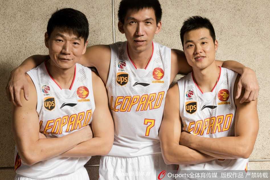 小将杨林祎与队友勾肩搭背，脸上洋溢着的搞怪笑容，透露出这支青年军轻松愉快的队内氛围。