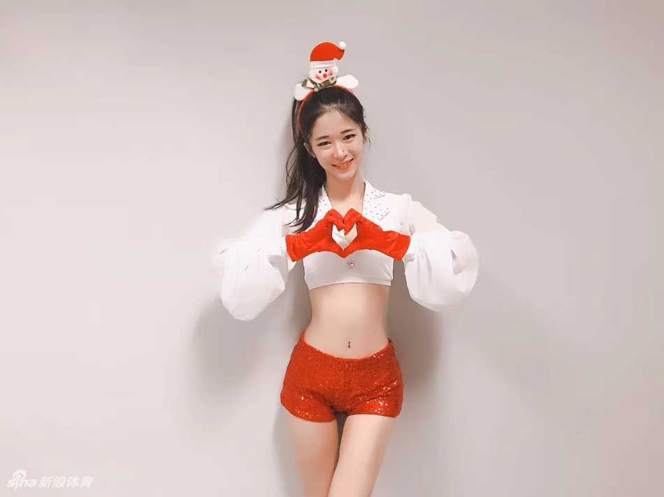 两位甜心宝贝并肩而立，一手叉腰一手持花球，展现出啦啦队员特有的挺拔身姿与自信从容的魅力。