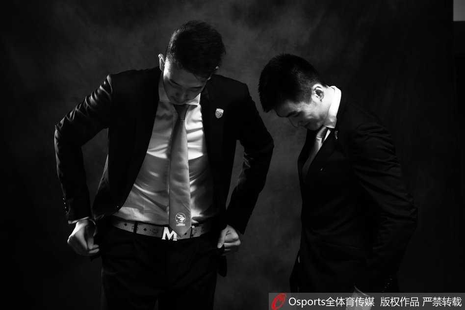 沈梓捷与队友在训练馆内抓拍，他单手轻松比耶，笑容灿烂如阳光，展现出大男孩般的俏皮与亲和力