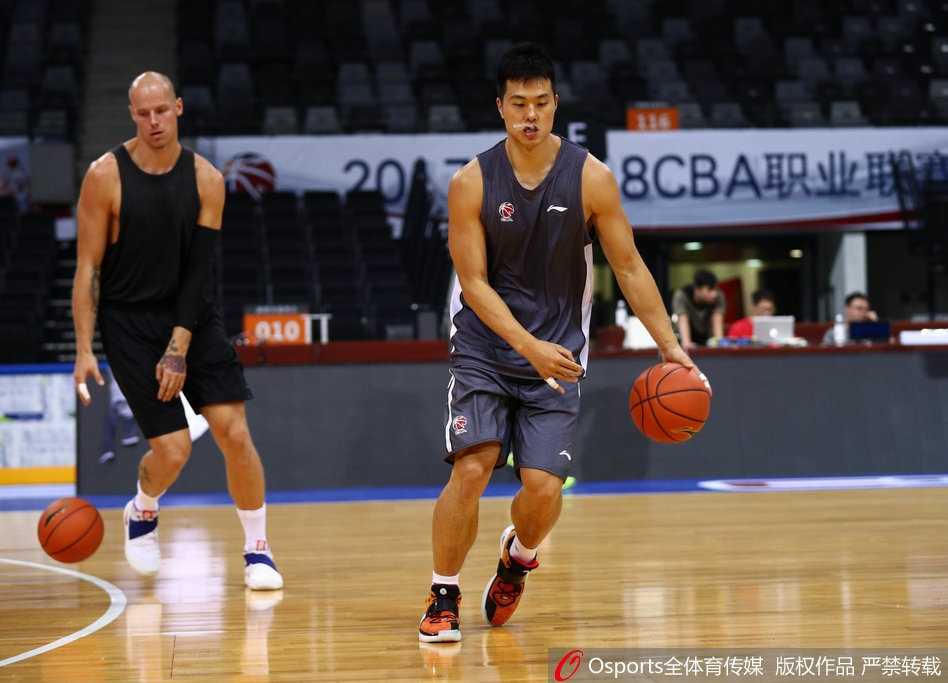 场上画面充满喜感，李慕豪用手指着场边的摄像机，做出夸张的抗议表情，仿佛在质问镜头为何总是对着他。旁边的孟铎被他的举动逗得开怀大笑，两人之间的互动就像一对活宝，让围观者忍俊不禁。