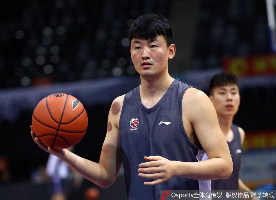 李慕豪在底线附近伸展身体放松肌肉，虽然只是简单的拉伸动作，但他脸上却挂着抑制不住的笑意，眼神中透露出孩子般的顽皮，仿佛正在为刚才的恶作剧得逞而暗自得意。