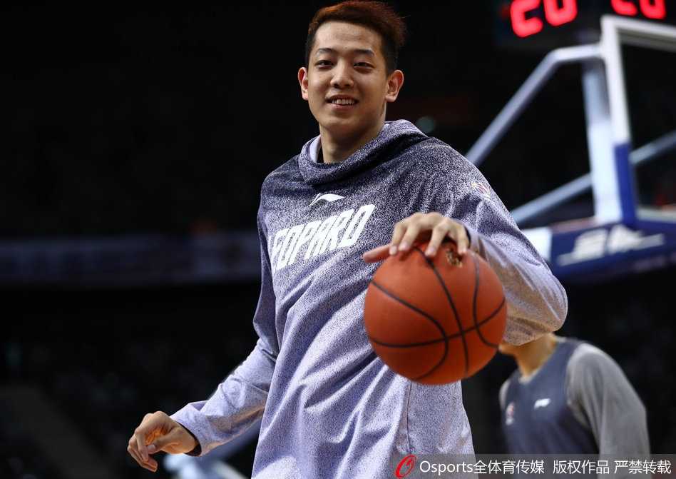 训练间隙，李慕豪不知听到了什么趣事，弯着腰单手扶膝，笑得前仰后合，甚至连眼睛都闭了起来。站在他对面的于德豪也咧着嘴露出标志性的憨笑，这温馨的一幕展现了队友之间深厚的情谊。