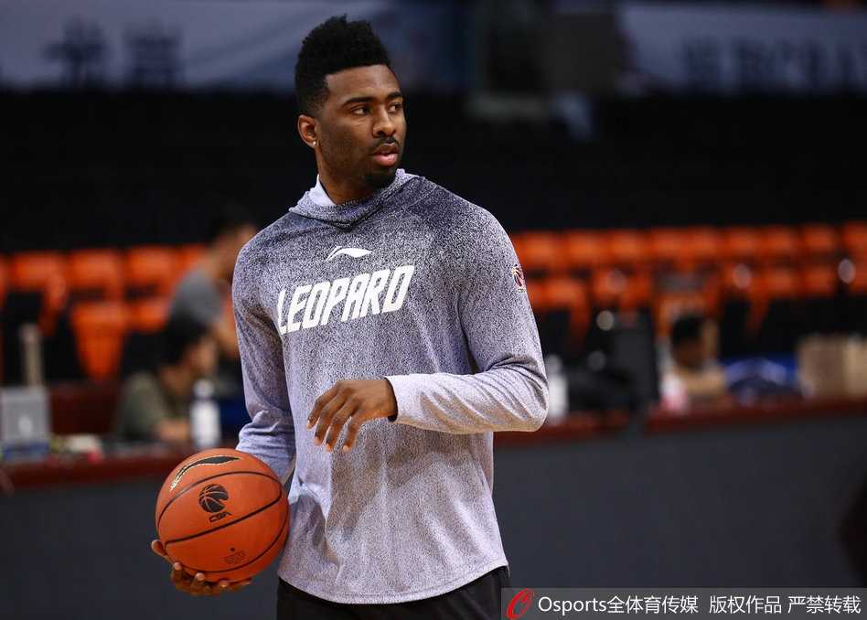 镜头拉近，李慕豪的特写镜头中，他额头的汗水清晰可见，但比汗水更抢镜的是他那灿烂无比的大笑，这种发自内心的笑容感染了在场的每一个人，也让人看到了这位大个子内心阳光大男孩的一面。