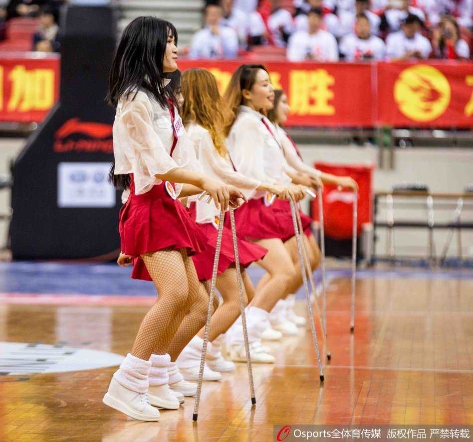 全队篮球宝贝赛后合影，大家手拿花束，对着镜头比出爱心手势，记录下这个美好的主场之夜