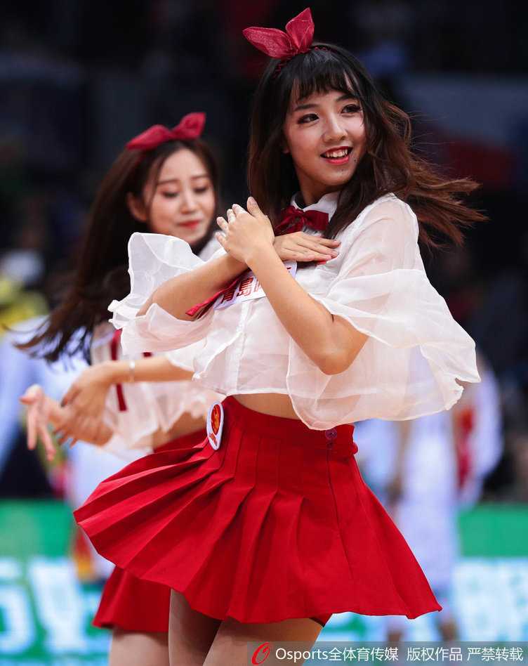 比赛暂停期间，深圳篮球宝贝们在场上排成一列，她们双手举起花球，用充满节奏感的舞蹈动作调动现场观众的情绪，营造热烈的主场氛围。