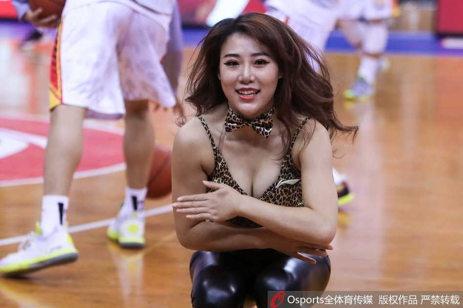 在激烈的托举动作中，一位篮球宝贝的衣角不经意间掀起，但这瞬间的意外并未影响她专注而专业的表演神情。