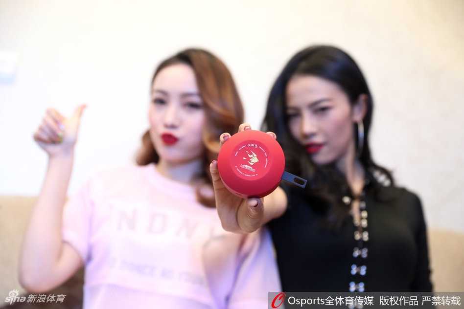 篮球宝贝们变换队形，她们手中的花球随着律动如火焰般跳动，完美衬托出全明星周末的热烈气氛。