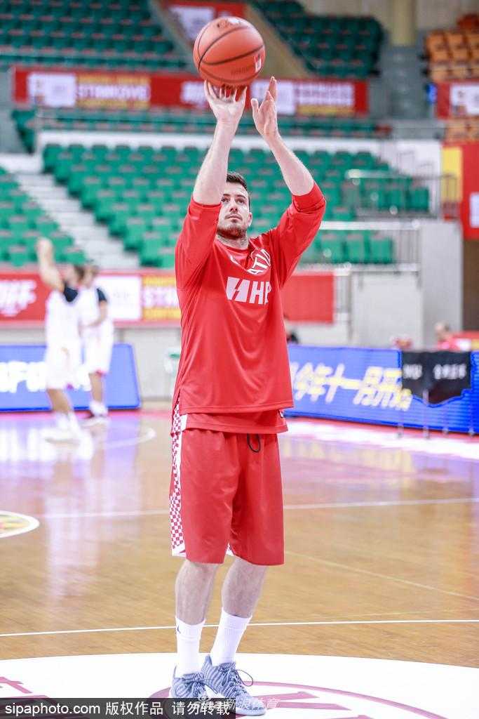 训练结束后，克罗地亚球员们围成一圈，在教练的带领下高喊口号。他们的拳头紧握，年轻的脸庞上写满了对胜利的渴望，背景中“斯坦科维奇杯”的官方标识格外醒目，预示着今晚他们将成为这个舞台上最闪耀的群星。