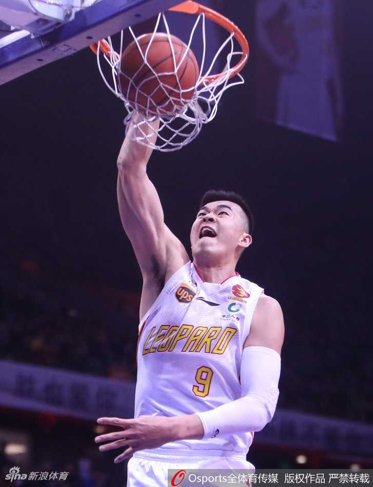 深圳队沈梓捷面对多人围堵强势起跳，单手将球砸进篮筐，展现出年轻内线的统治力与血性。