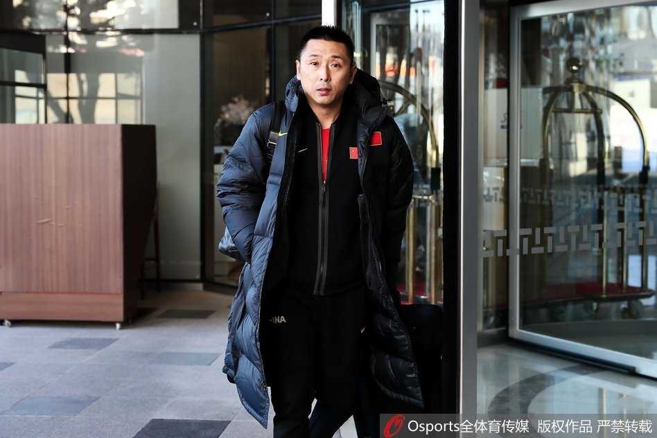 完成一次精彩进攻后，丁彦雨航神情专注地与队友击掌，眼神中充满了信任与交流，汗水顺着他的发梢滴落，那是团队篮球最美的注脚。