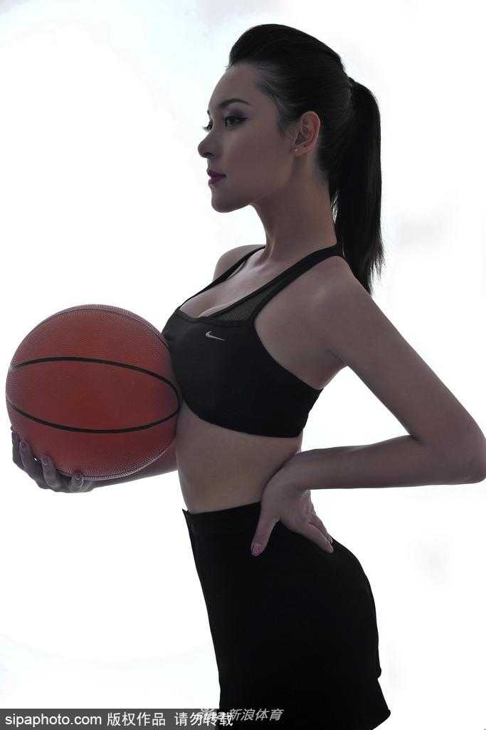 最后一张全景图中，杨不悔独自站在空无一人的球场中央，聚光灯洒在她身上，此刻的她仿佛成为了整个体育馆的主角，静待着大战拉开帷幕。