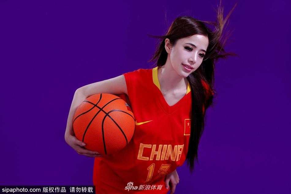 袁颖芬在镜头前轻轻拨弄发梢，露出的香肩线条流畅自然，背景虚化的光影衬托出她精致的侧颜，整体画面洋溢着随性又高级的时尚感。