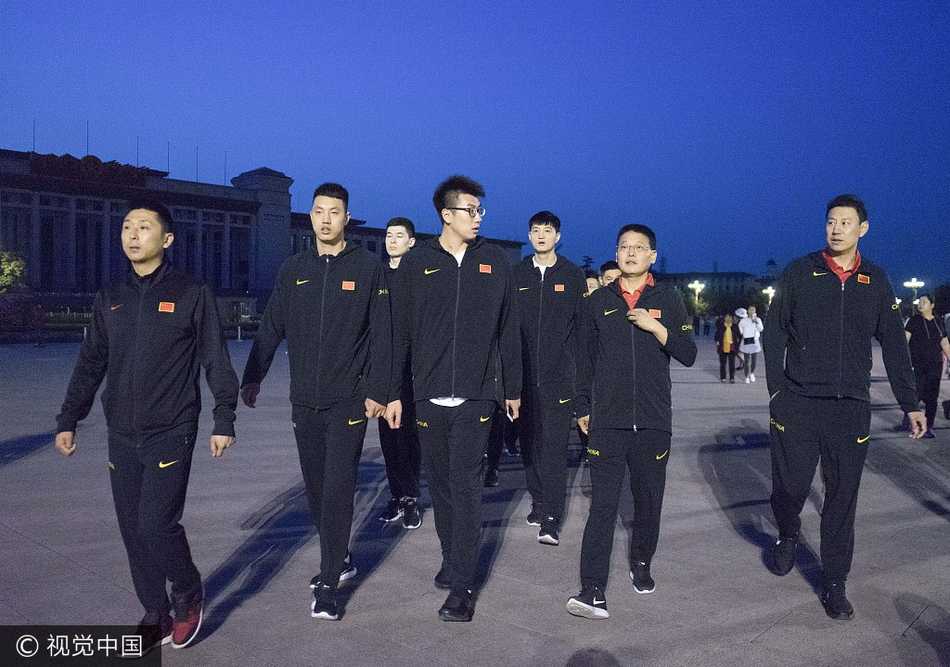 北京队的翟晓川在升旗现场接受采访，他侃侃而谈，眼中闪烁着光芒。他提到从国青队到国家队，再次在天安门观看升旗，内心的自豪感依旧，甚至更加强烈，这份为国出战的初心从未改变。