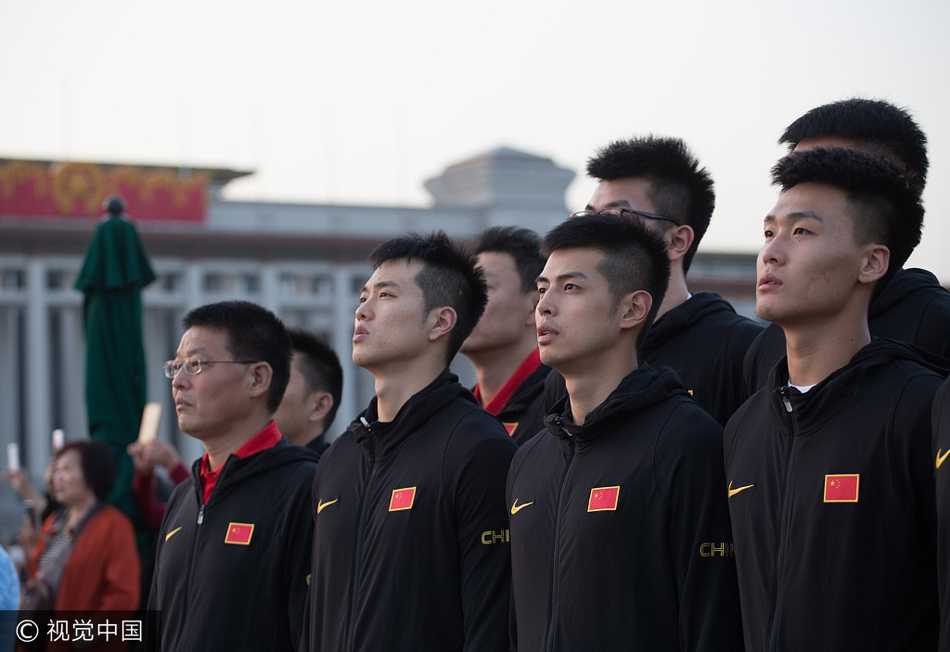 晨曦微露中，中国男篮红队的小伙子们已经整齐列队于天安门广场，他们高大的身影在黎明前的光线里显得格外挺拔，眼神中满是对即将开始的升旗仪式的期待与庄重。