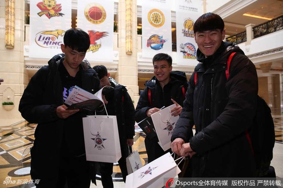 清華大學男籃將士們身著統一的隊服，精神抖擻地推著行李車步入酒店大廳，青春的活力與大賽前的沉穩在他們臉上交織。