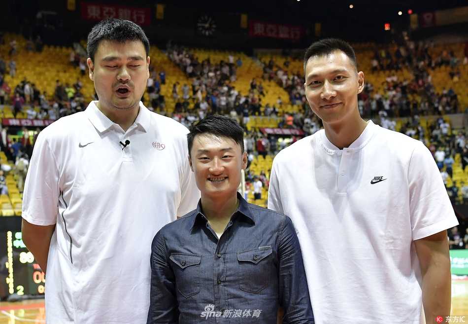 比赛间隙，易建联特意走到卡特身旁，两人身体微微前倾，用只有彼此能听清的声音交谈着，阿联的脸上挂着腼腆而真诚的微笑，仿佛瞬间回到当年在篮网并肩作战的青葱岁月。