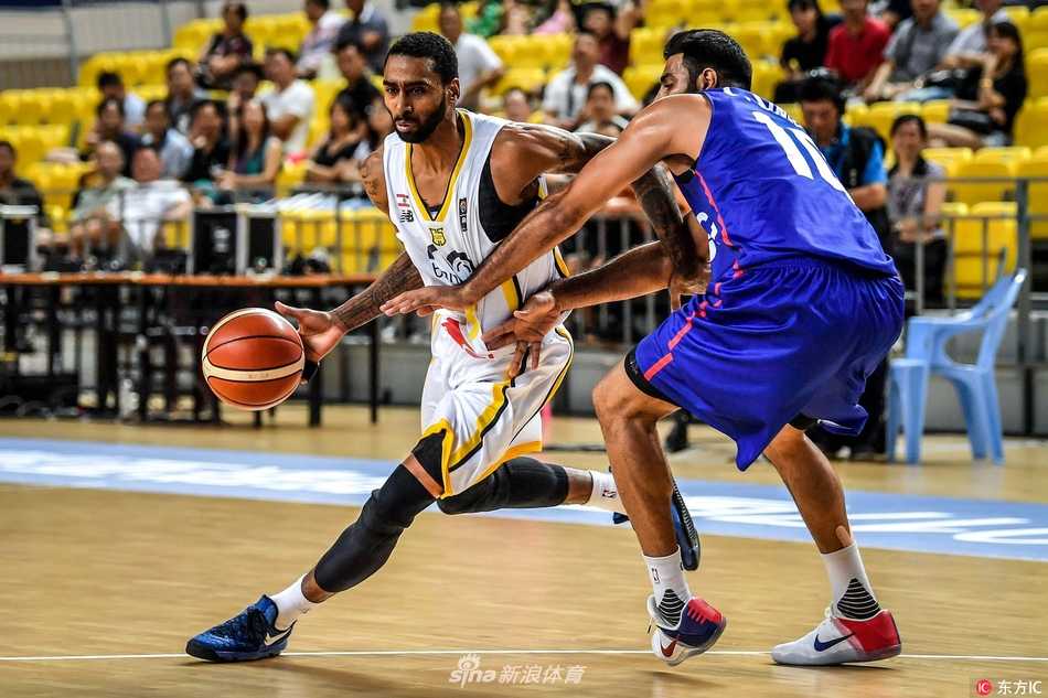 黎巴嫩阿尔利雅得队球员在印度石油队球员头顶高高跃起，以一记势大力沉的单手劈扣终结进攻，篮下的印度队防守球员只能无奈仰望。