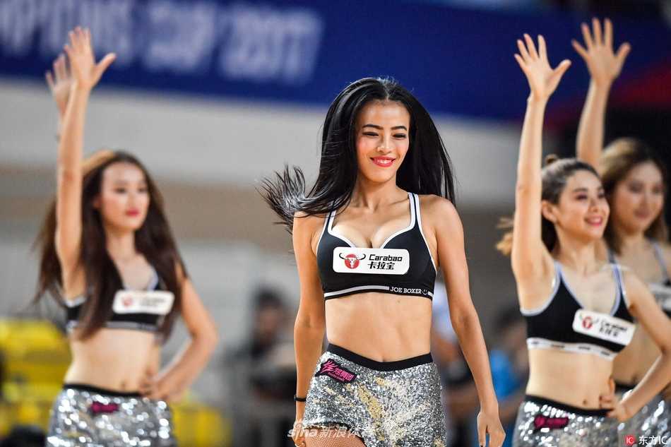 表演结束后，篮球宝贝们在场边列队向观众致意，她们身后的巨大记分牌定格在96比43，胜利的喜悦与青春的美丽在这一刻完美融合