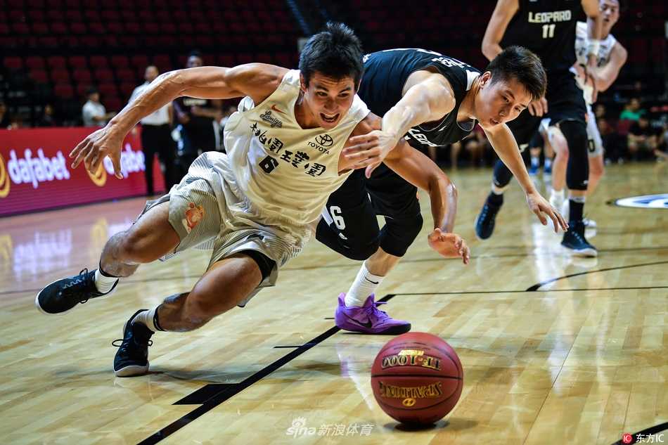 深圳烈豹队小外援基斯·朗福德在三人包夹之下依然闲庭信步，用一记柔和的后仰跳投划过澳门新濠影汇的夜空，为球队稳住阵脚。
