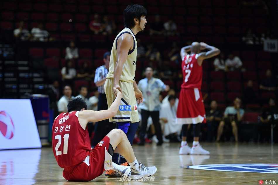 琉球黄金帝王球员在三分线外果断出手，篮球在空中划出一道美妙的弧线，防守球员虽然奋力扑防，但已然来不及阻挡这次精准的投篮。