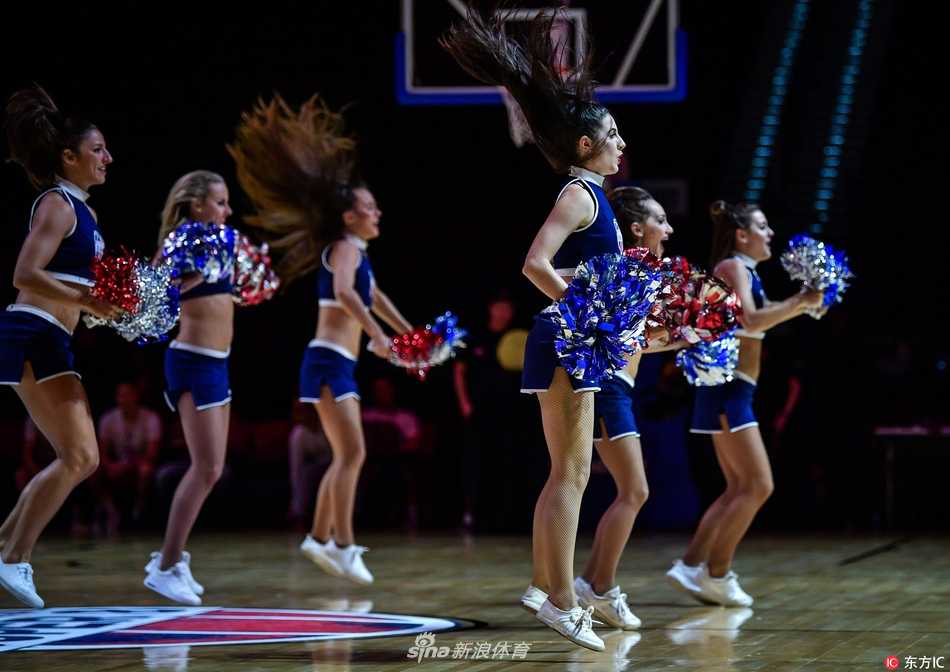 赛场中央，活力四射的啦啦宝贝们随着动感节拍跃动，她们统一穿着亮黄色热裤，露出修长美腿，瞬间点燃了全场观众的热情。