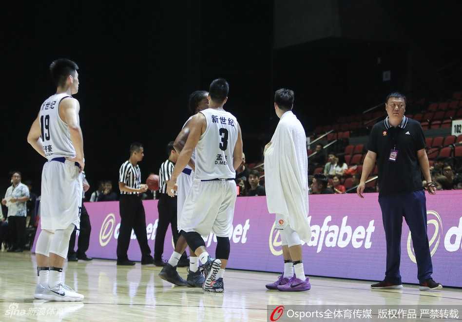深圳队主教练王建军在场边情绪激动地对着裁判席怒吼，他面色涨红，手臂用力指向场内，身后的替补席球员们纷纷起身，眼神中充满了不解与愤慨，仿佛在质问这比赛的公平何在。