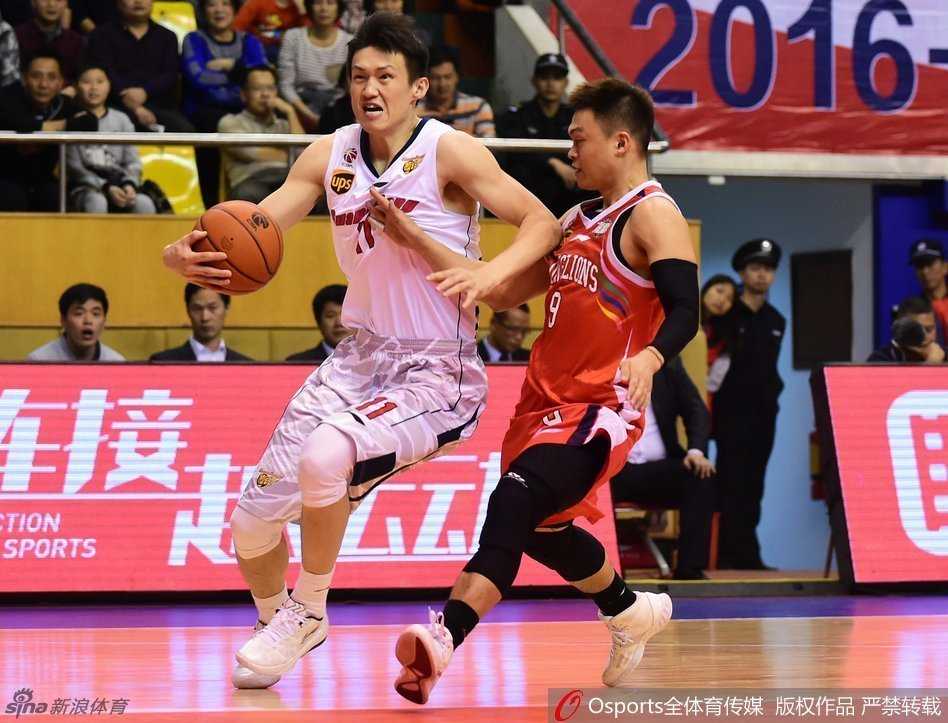 杜锋场边激情指挥，手臂挥舞间仿佛要把自己的战术思想直接传递给场上的弟子。