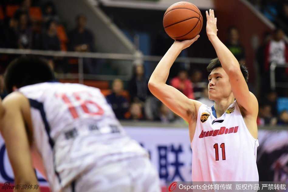 布泽尔篮下强起，肌肉线条在灯光下清晰可见，他用经验在禁区硬扛出一片天地。