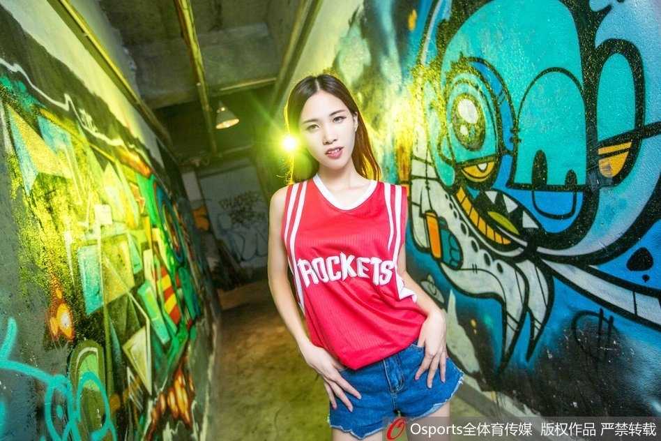 这大概是比赛最令人动容的瞬间，美女球迷手拿一张纸片，上面写着为周琦加油打气的话语。她将这份心意高高举起，眼神坚定地望向球场方向，仿佛要用这种方式穿越人海，将力量传递给那个正在追逐梦想的大男孩。