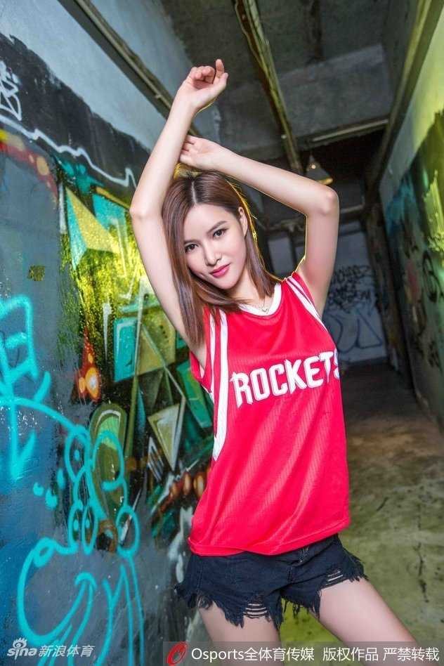 女球迷在场边对着镜头比出胜利的手势，笑容灿烂。她并不知道，就在她示爱后的一个多月，周琦的NBA之路即将迎来最严峻的寒冬。