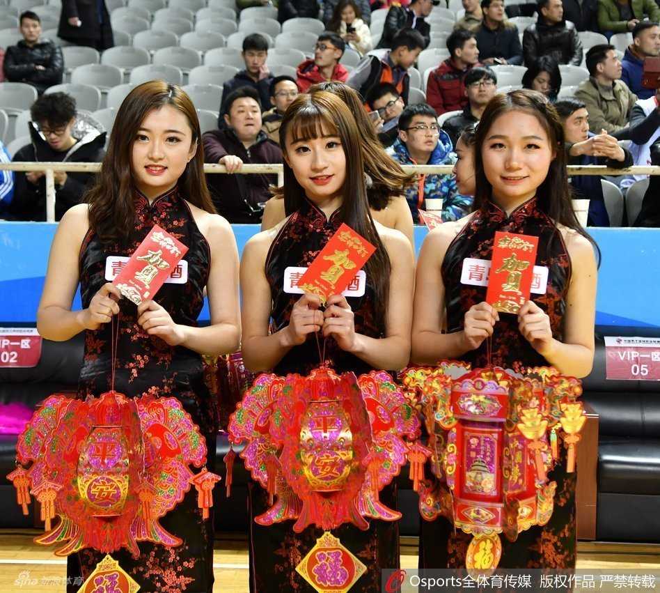 辽宁啦啦宝贝手持巨型中国结，笑容甜美灿烂，仿佛将新年的所有福气都凝聚在火红的绳结之中，眼神里闪烁着对未来的美好祈愿。