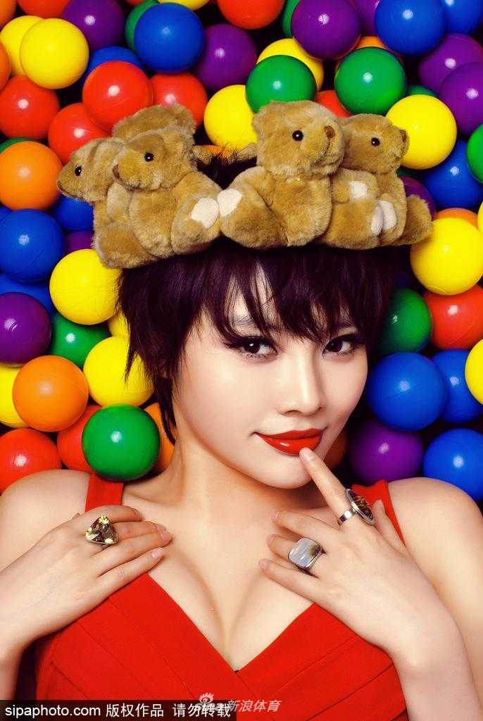 烈焰红唇演绎球场柔情 阳光下,她身着紧身运动装,手托篮球轻抚秀发,腰肢纤细,展现出健康迷人的身体曲线