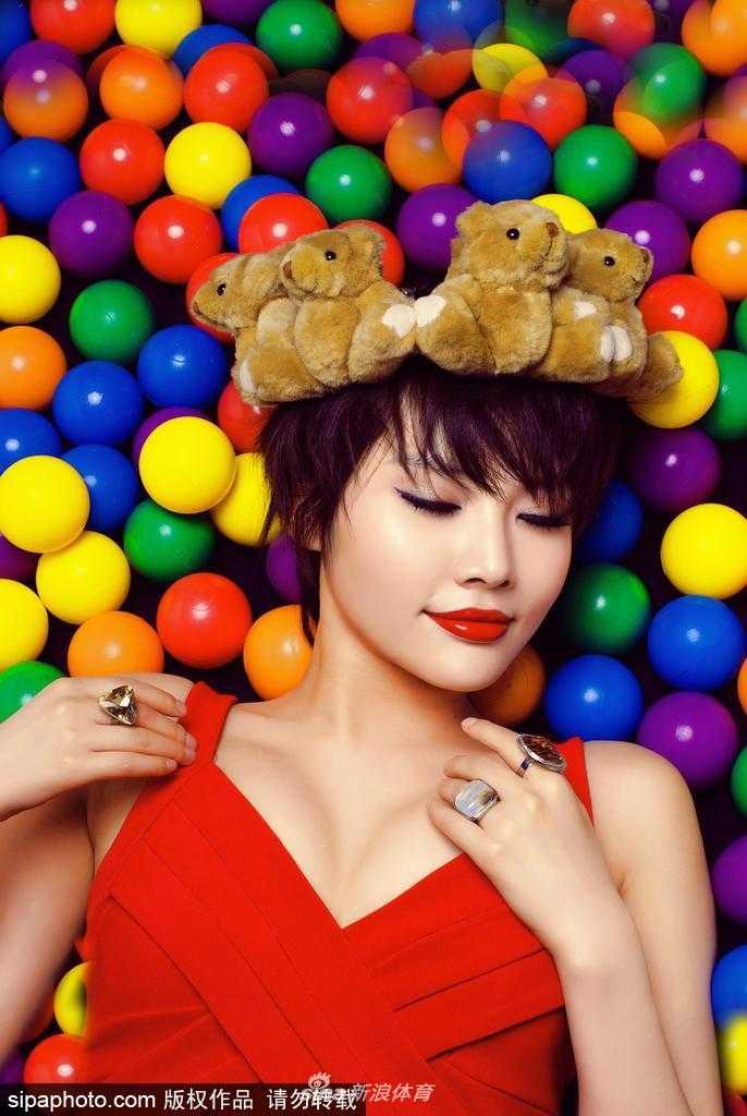 烈焰红唇演绎球场柔情 篮球宝贝怀抱篮球,回眸一笑百媚生,飘逸的长发在阳光下闪着金光,活力十足