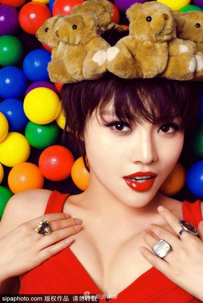 烈焰红唇演绎球场柔情 她轻咬下唇,眼神迷离地望向镜头,黑色蕾丝衬托下的肌肤更显白皙,尽显妩媚风情