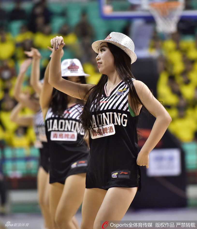 烈焰红裙飞舞，动作撩人，散发着无尽的诱惑与魅力。