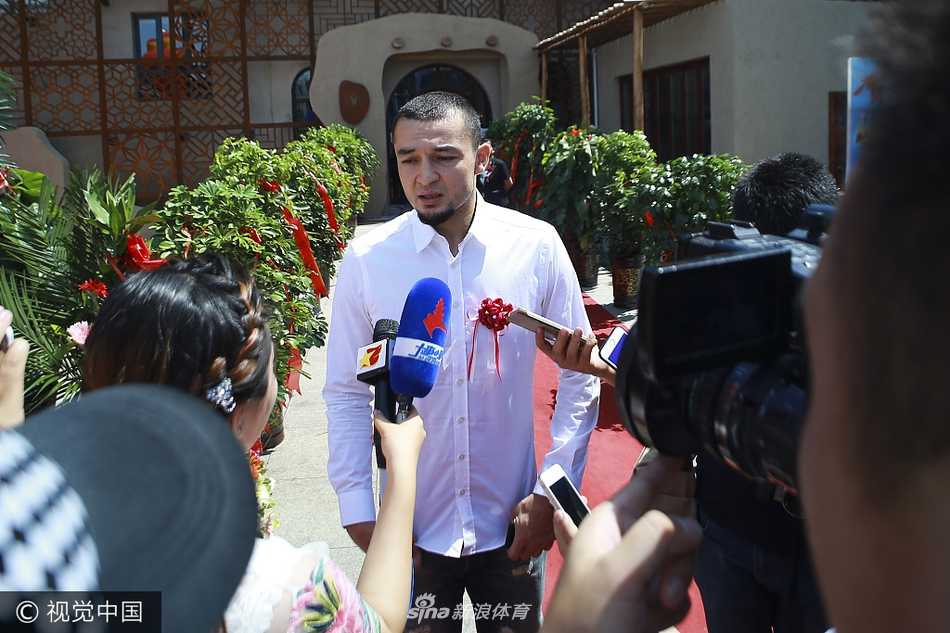 烤肉三分王,疆味梦之队:西热力江的牧羊先生开张 新疆男篮队友可兰白克与阿不都沙拉木亲临现场为好兄弟站台