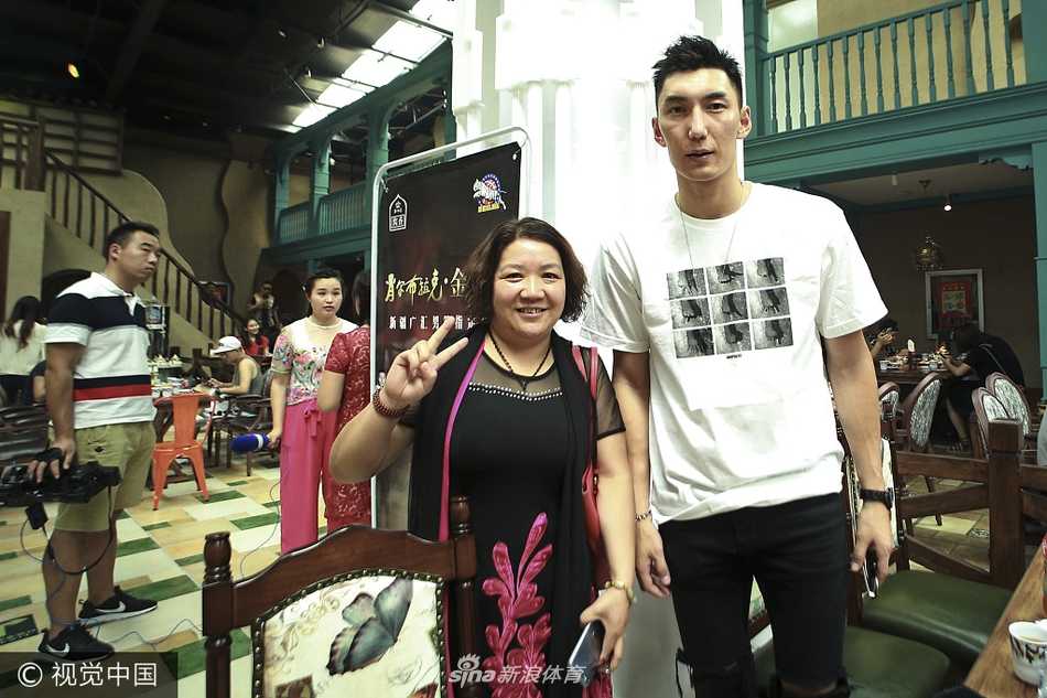 烤肉三分王,疆味梦之队:西热力江的牧羊先生开张 极具民族特色的餐厅包厢,木质雕花与挂毯尽显西域风情