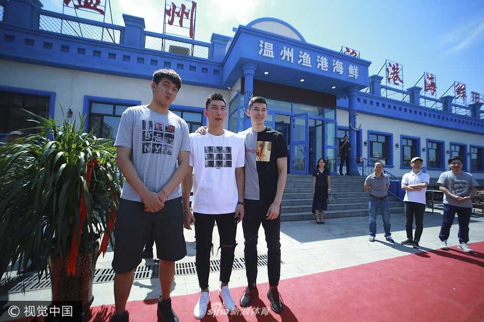 烤肉三分王,疆味梦之队:西热力江的牧羊先生开张 西热力江与合伙人共同剪彩,身后的‘牧羊先生’招牌在阳光下熠熠生辉