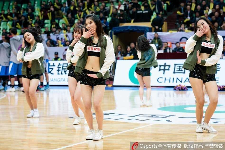 中场休息时，所有篮球宝贝集体登场，她们随着音乐节奏变换队形，现场观众的目光被牢牢锁定在这片充满青春活力的区域，掌声雷动。