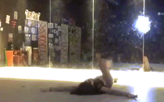 高难度舞蹈动作彰显专业功底 核心力量惊人